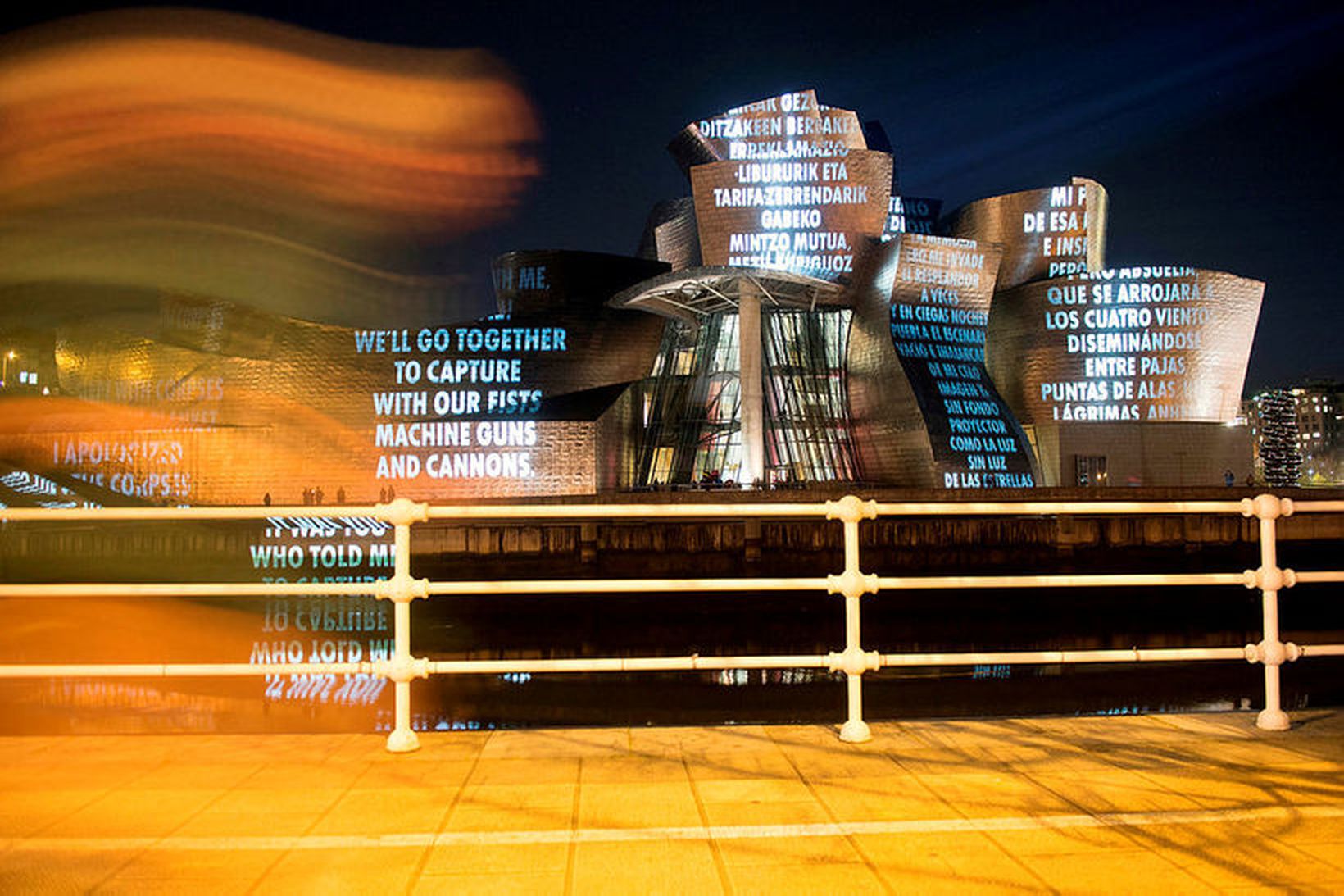Guggenheim-listasafnið í Bilbao eftir Frank Gehry er óvenjulegt líkt og …