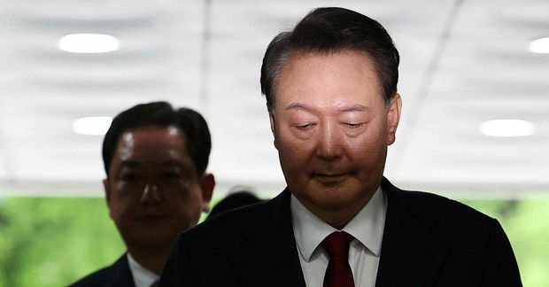 Yoon Suk Yeol var handtekinn og færður til yfirheyrslu í dag. Hann neitar sök.