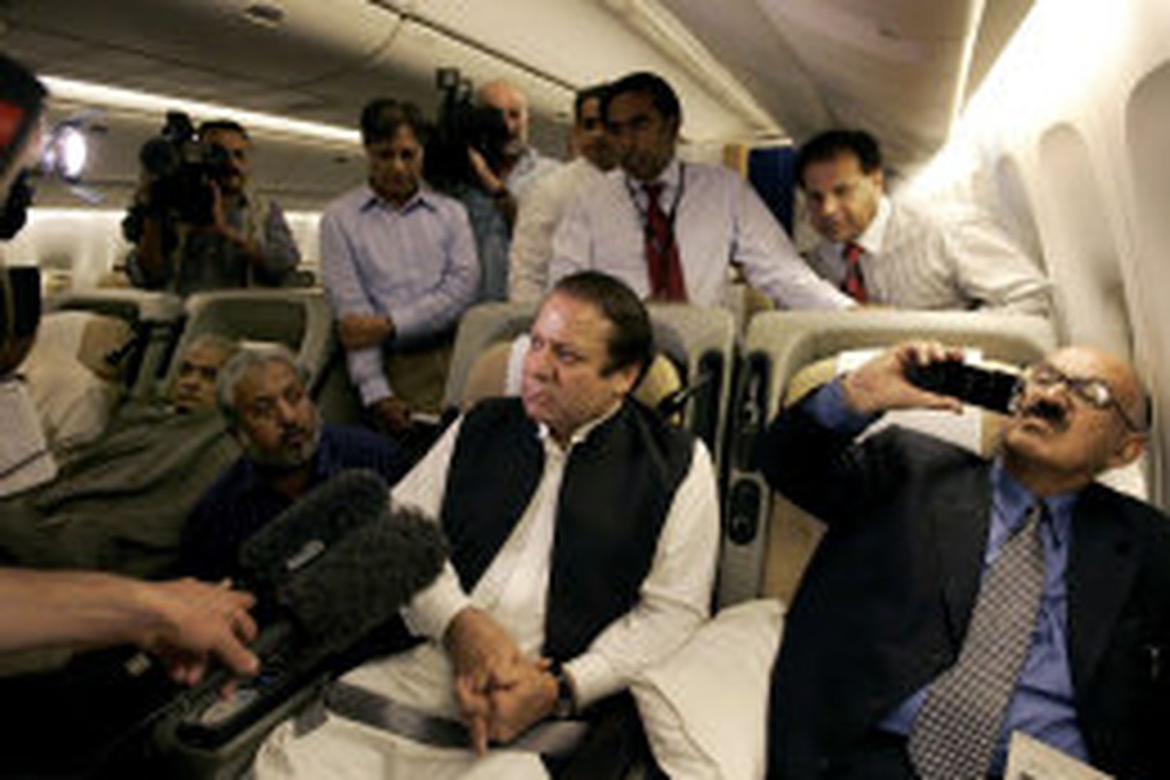 Nawaz Sharif í flugvél Pakistani International flugfélagsins í gærkvöldi