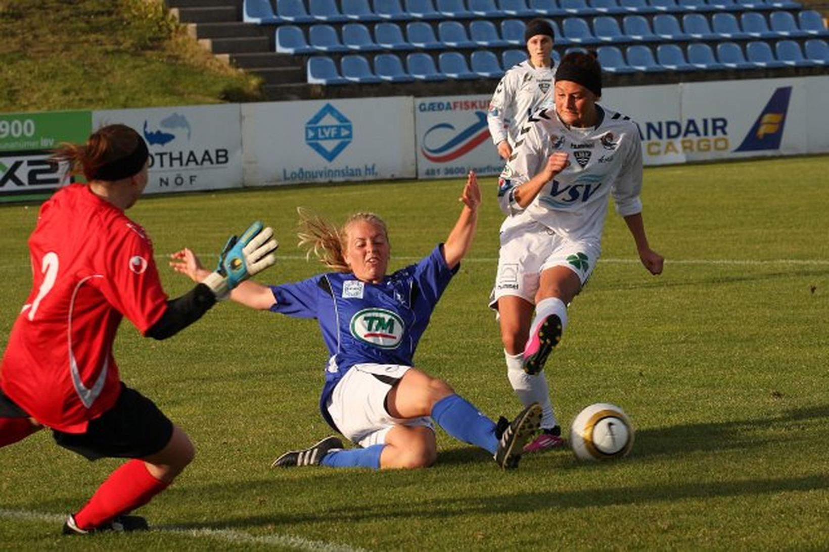 Nýliðar ÍBV gera atlögu að marki Stjörnunnar í deildinni í …