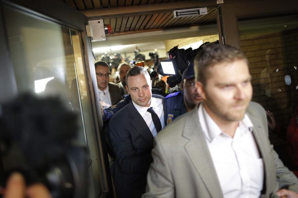 Oscar Pistorius yfirgefur réttarsalinn eftir fyrsta dag réttarhaldanna.