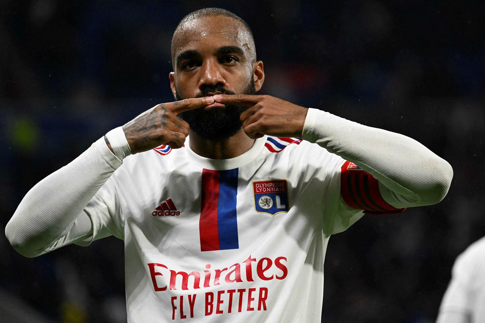 Alexandre Lacazette fagnar marki í leik með Lyon.