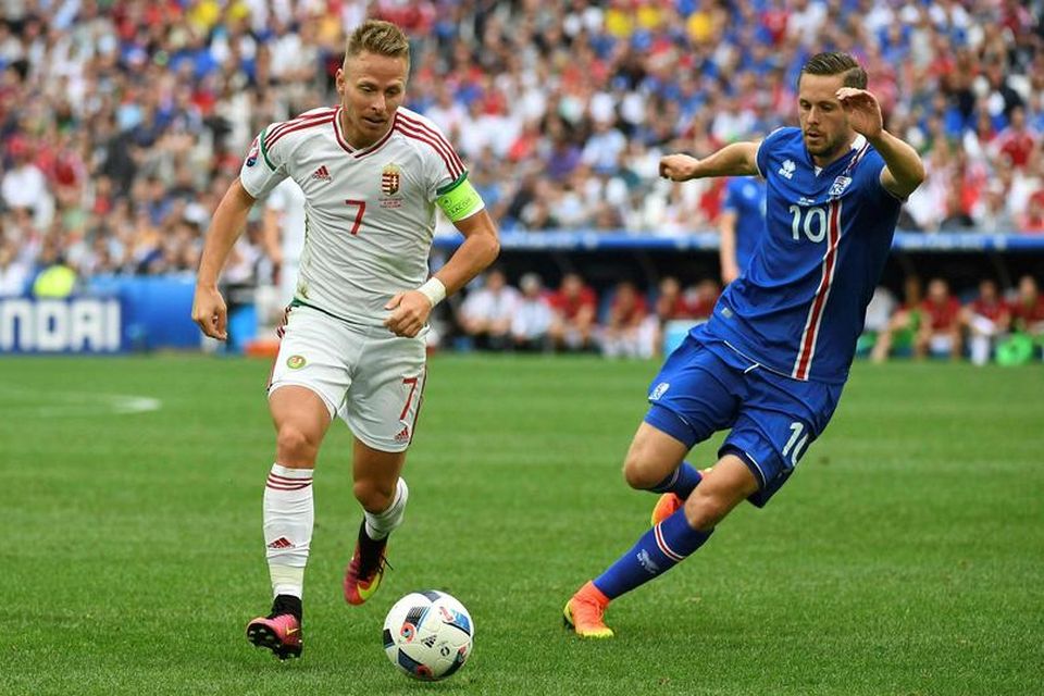 Gylfi Þór Sigurðsson reynir að vinna boltann í Marseille í dag.