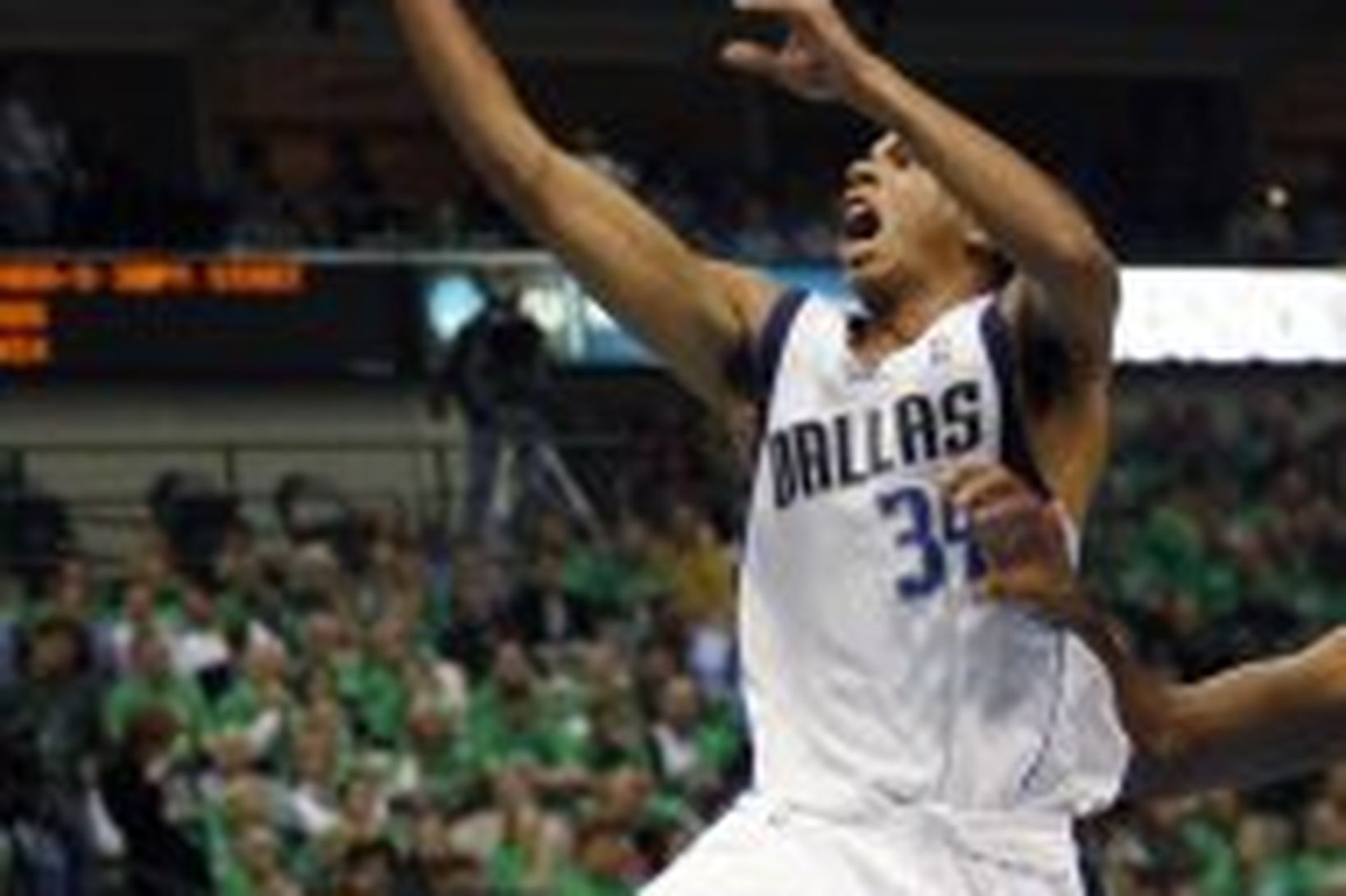 Devin Harris leikmaður Dallas skorar í leiknum gegn San Antonio.