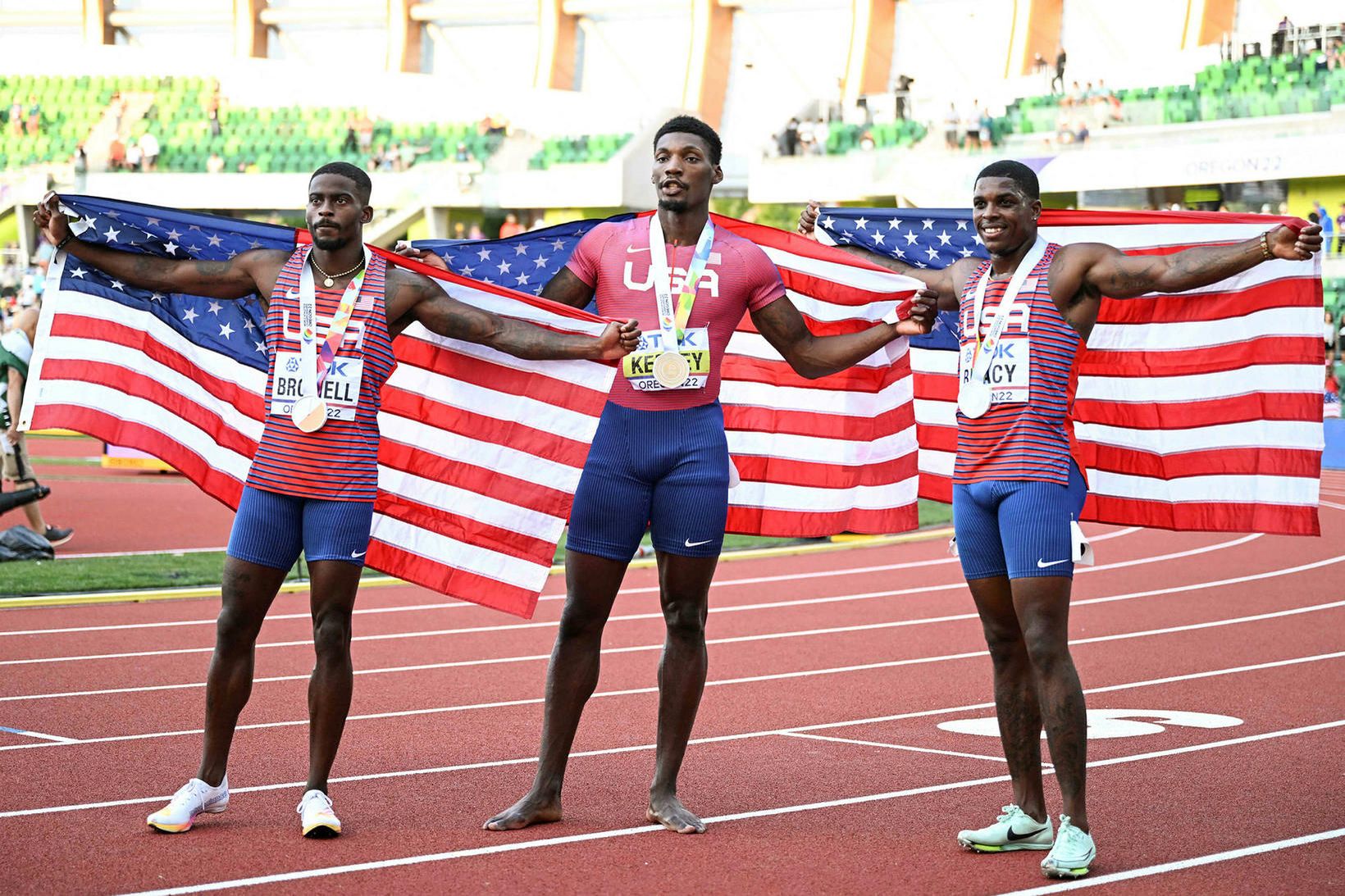 Trayvon Bromell, Fred Kerley og Marvin Bracy með verðlaunapeninga sína …