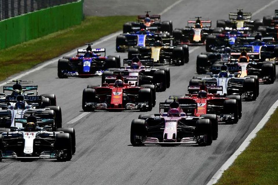 Lewis Hamilton fremstur inn í fyrstu beygju í Monza og annar er franski nýliðinn Esteban …