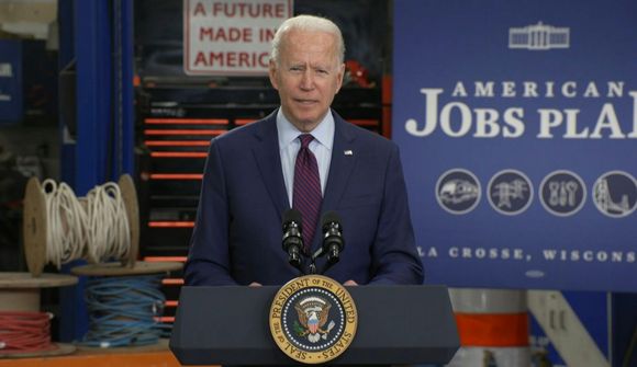 Biden kynnir margbilljóna innviðauppbyggingu