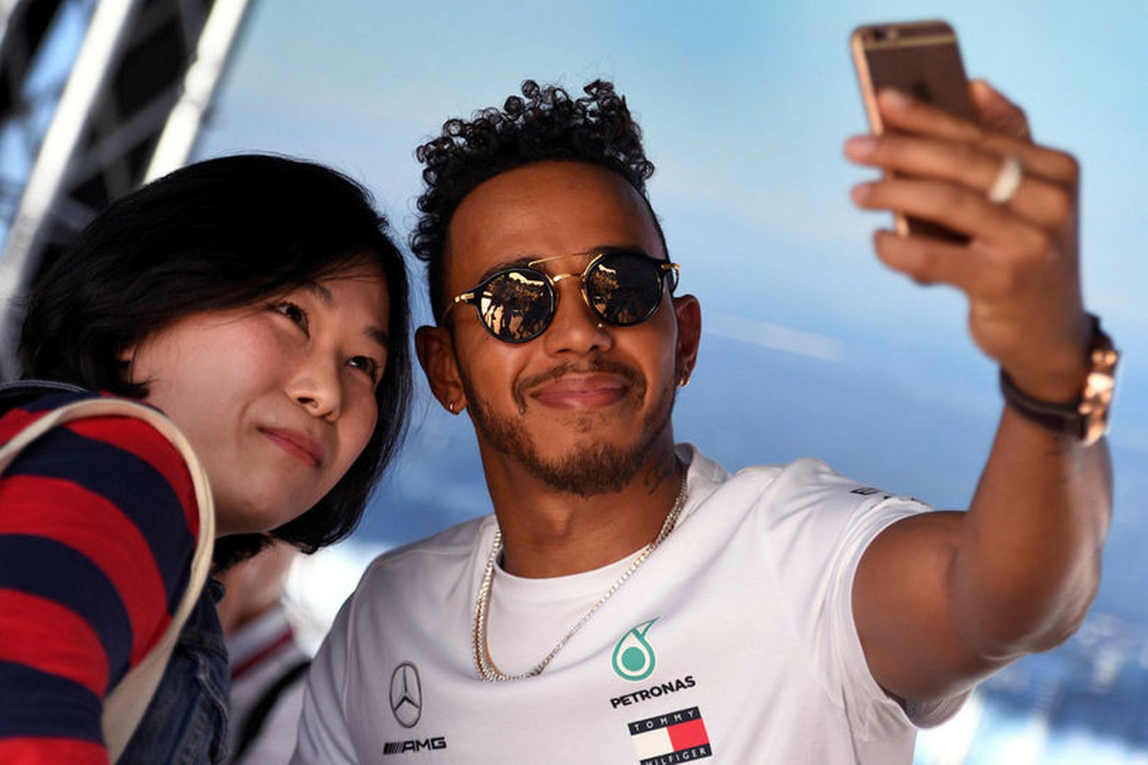 Lewis Hamilton sinnir aðdáanda í Melbourne í dag.