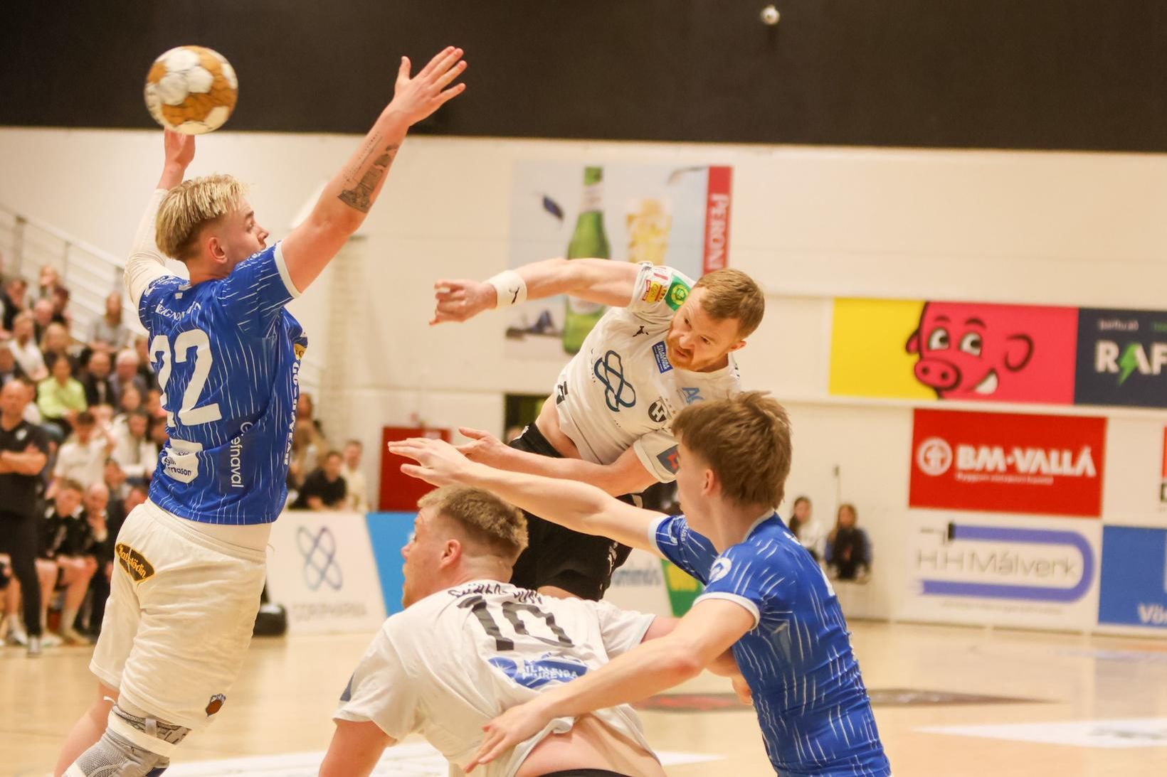 Ásbjörn Friðriksson skýtur að marki Fram í kvöld. Dagur Fannar …