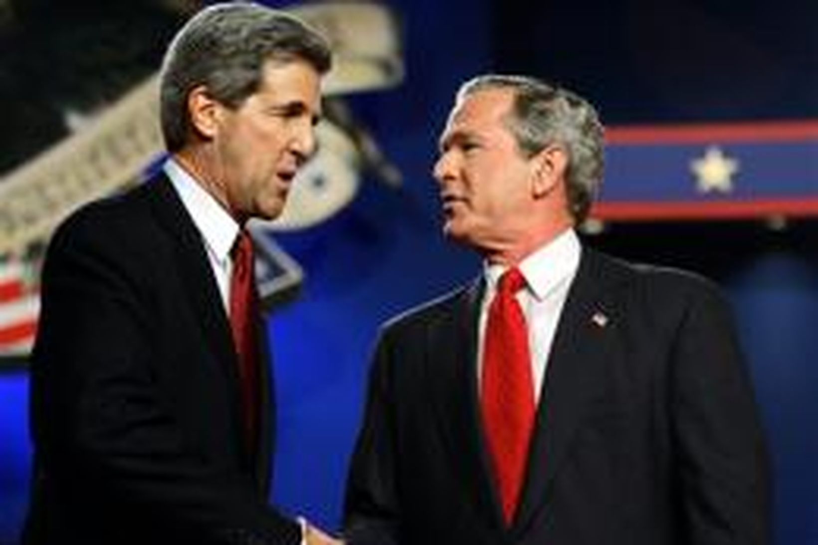 Kerry og Bush takast í hendur áður en lokakappræður þeirra …