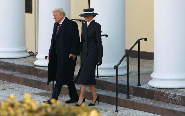 Fatnaður Melaniu var stílhreinn, saumaður og hannaður í Bandaríkjunum af bandarískum fatahönnuði.