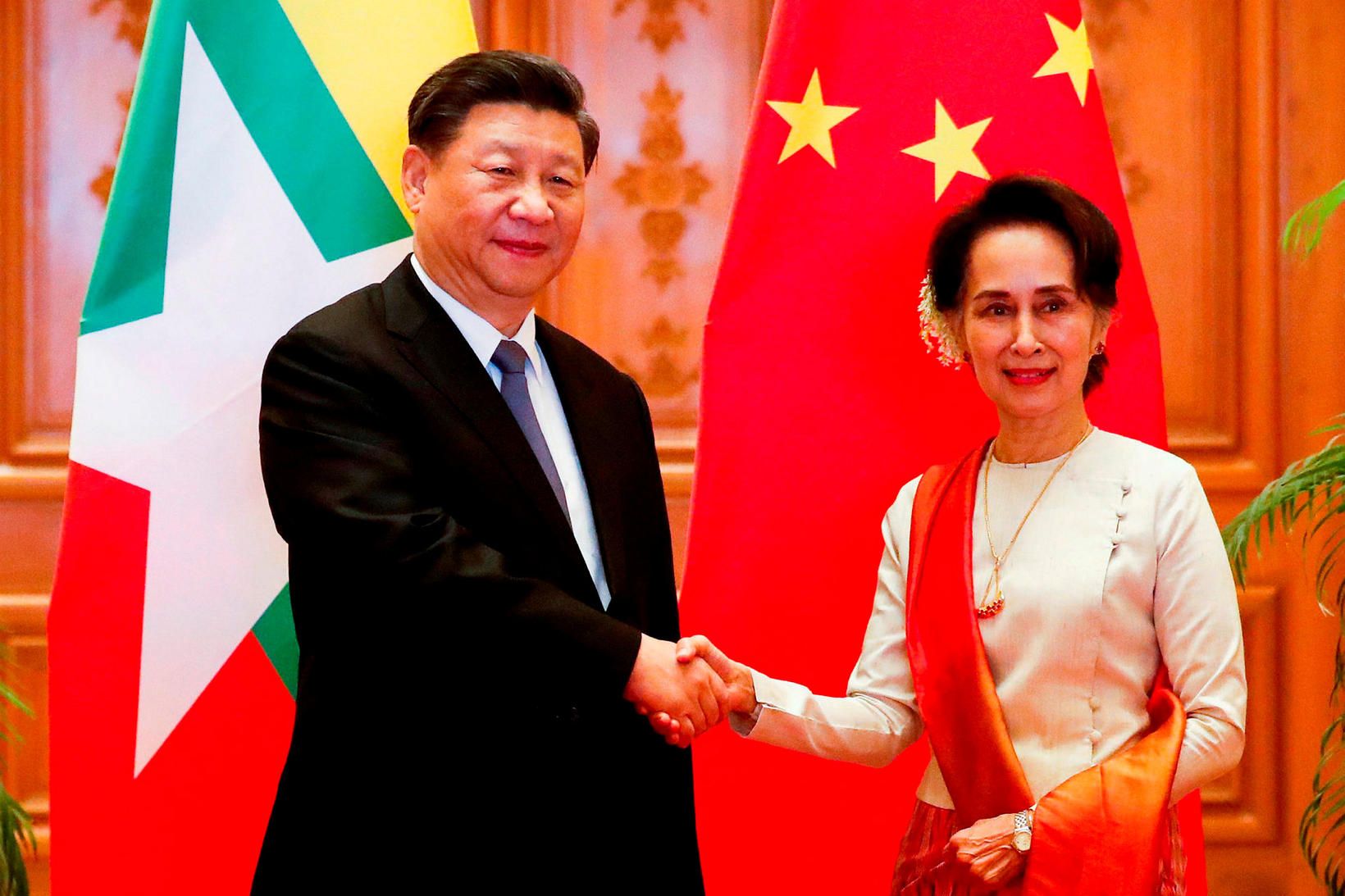 Xi Jinping, forseti Kína, og Aung San Suu Kyi heilsast …