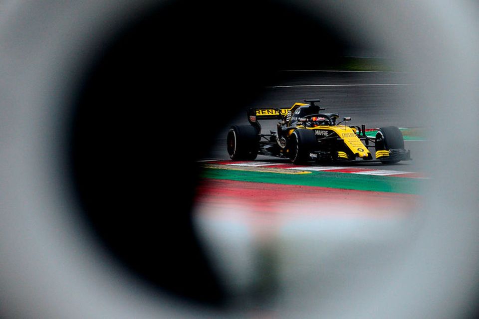 Carlos Sainz á ferð á Renault á heimavelli sínum í Barcelona.