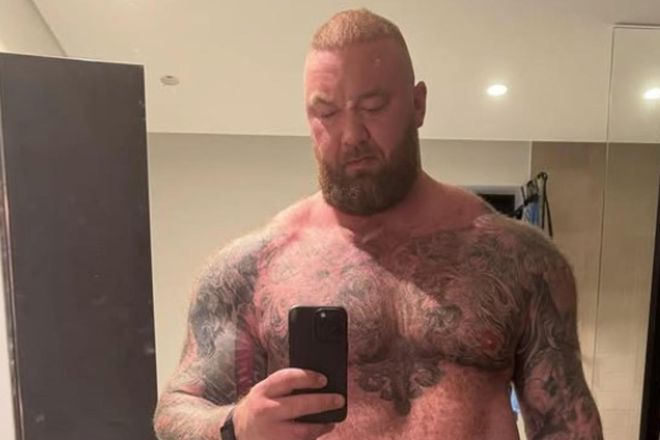 Hafþór Júlíus Björnsson taking a selfie.