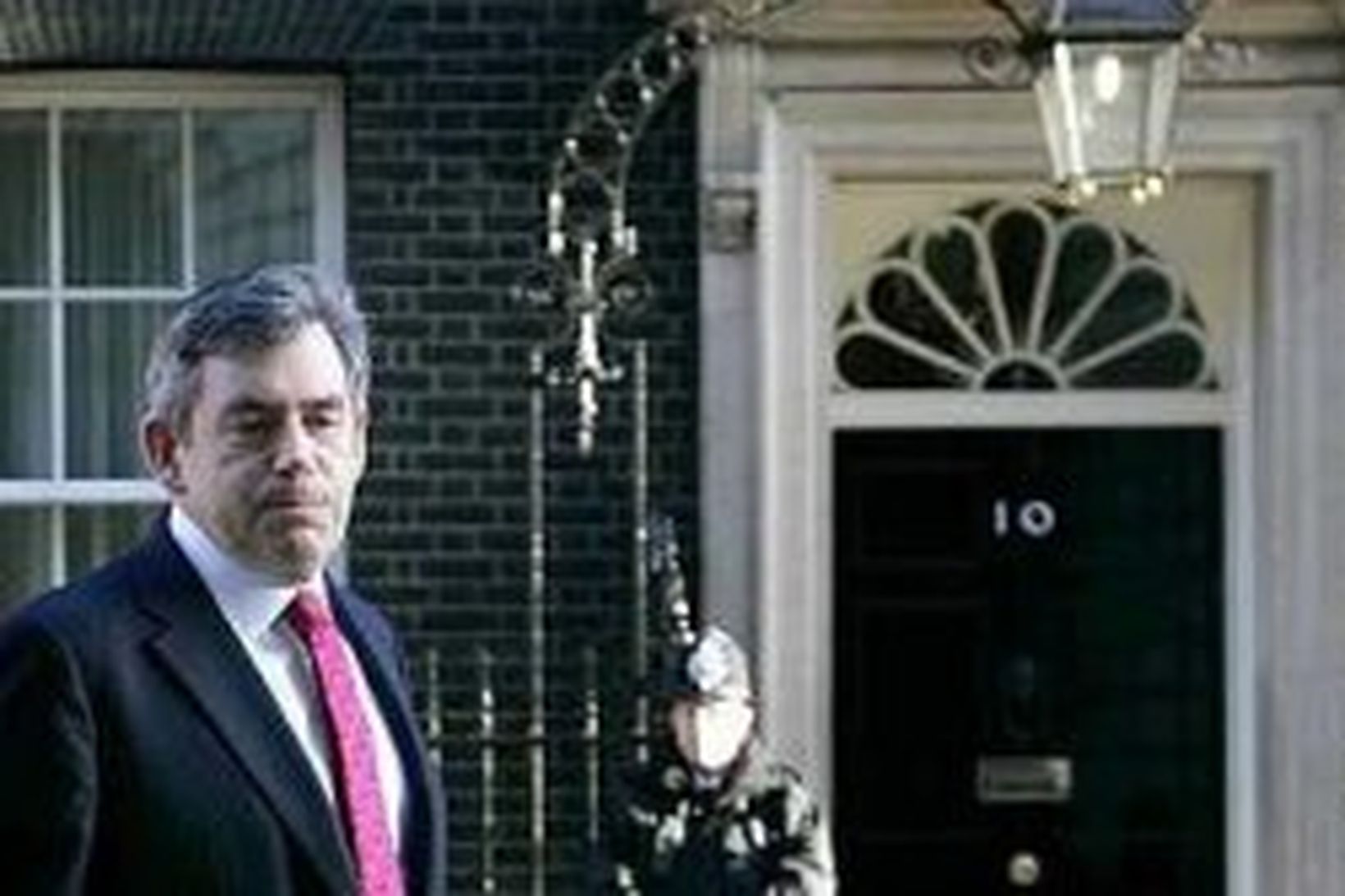 Gordon Brown fyrir utan Downingstræti 10, sem væntanlega verður heimili …