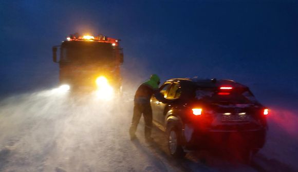 Komast ekki að týndu göngufólki í vitlausu veðri