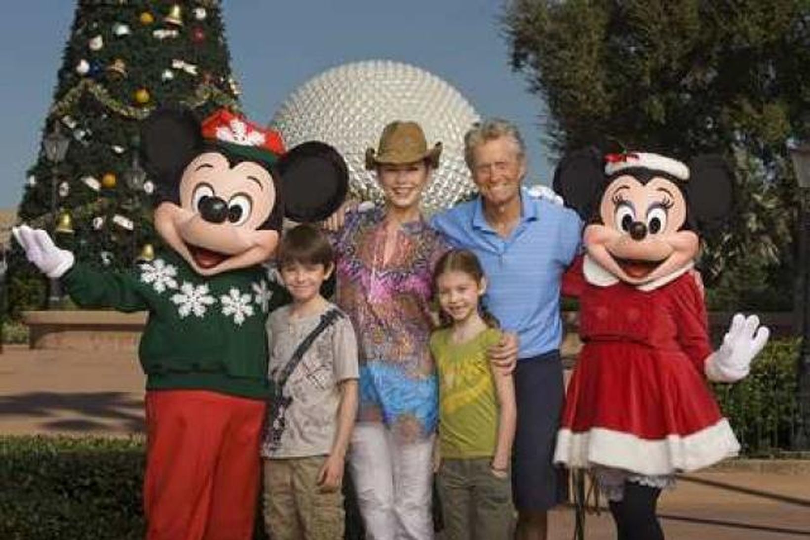 Michael Douglas og Catherine Zeta-Jones með börnum sínum í Disney …