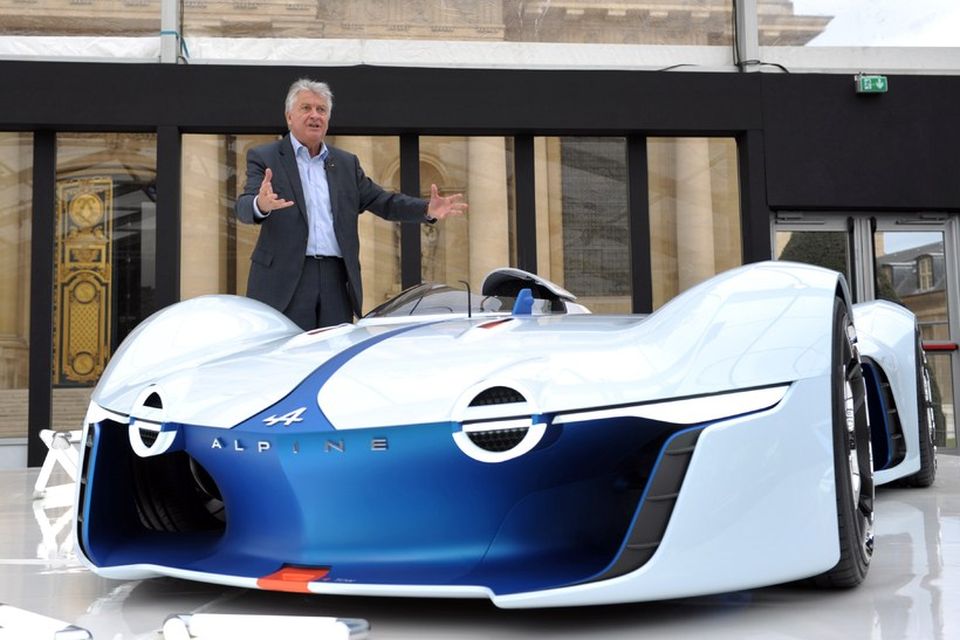 Bernard Olivier, forstjóri Alpine, kynnir hugmyndabílinn „Alpine Vision Gran Turismo“ á hugmyndabílasýningunni í París.