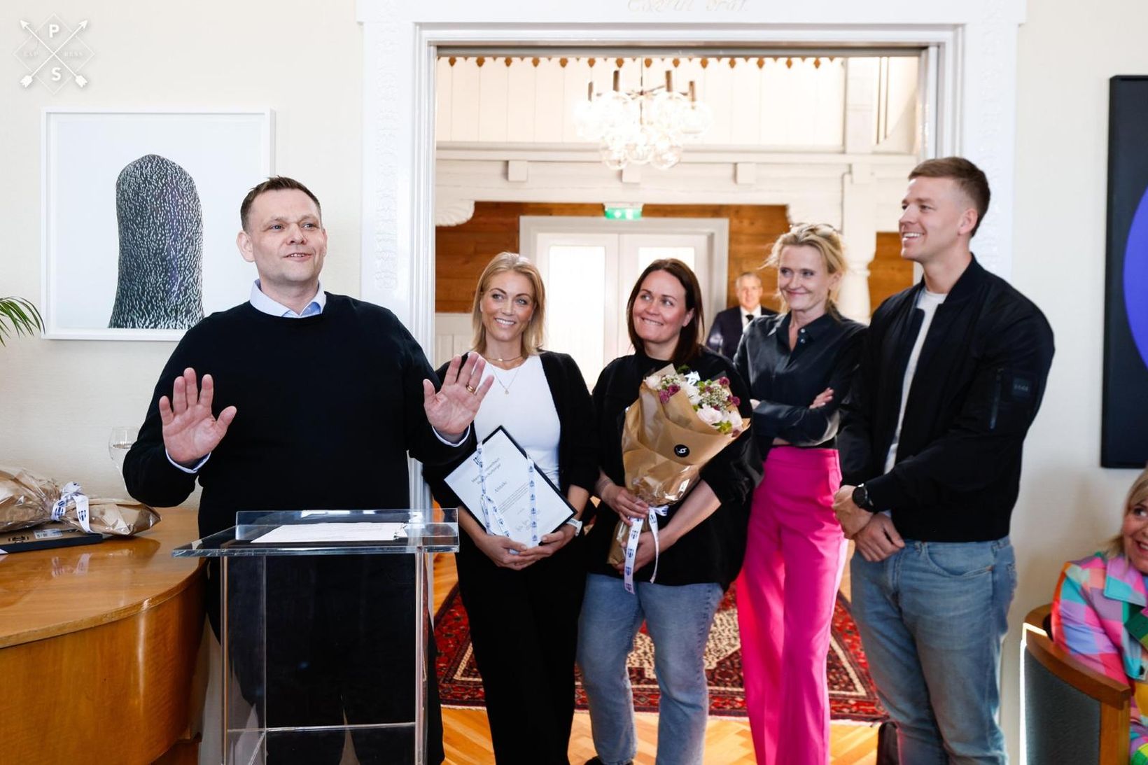 Guðmundur Ingi Þóroddsson tekur við mannréttindaverðlaunum Reykjavíkurborgar fyrir hönd Afstöðu.