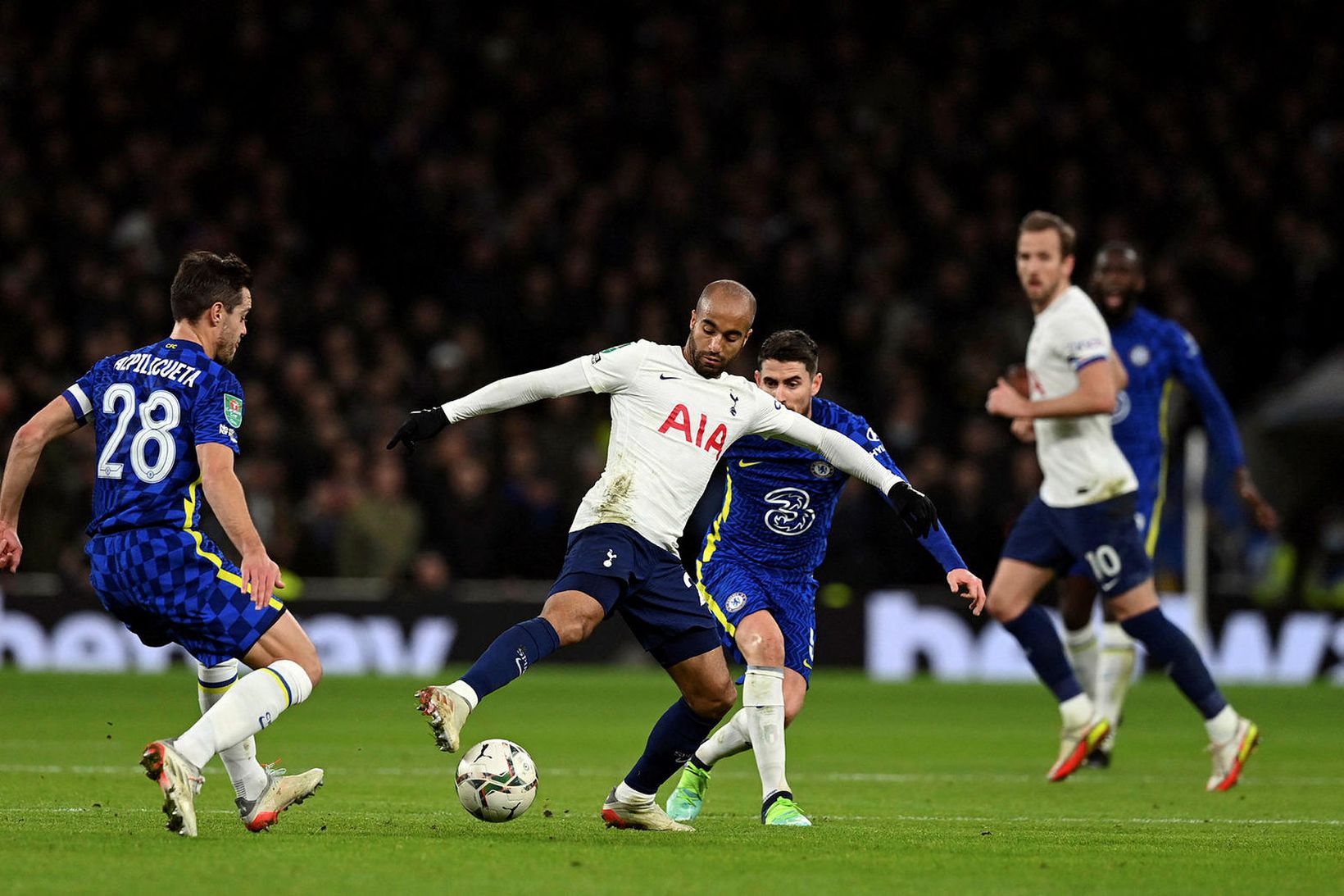 Tottenham átti að mæta Arsenal á morgun.