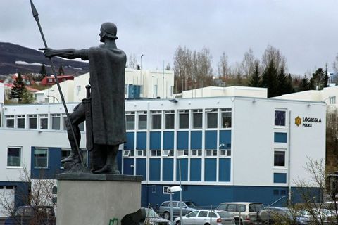Landnámsmaðurinn Helgi magri Eyvindarson í eilífri varðstöðu sinni við lögreglustöðina á Akureyri þar sem umfangsmikil …