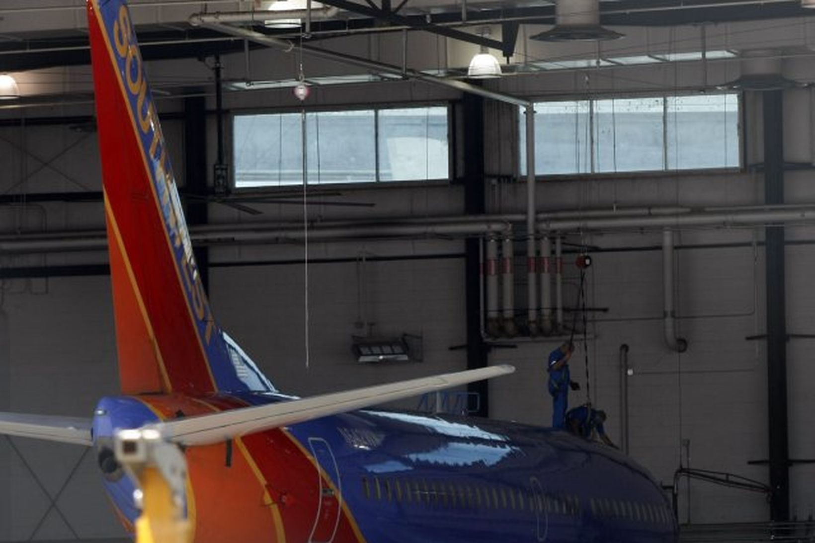 Flugvélavirkjar Southwest Airlines skoða Boeing 737 í flugskýli á alþjóðaflugvellinum …