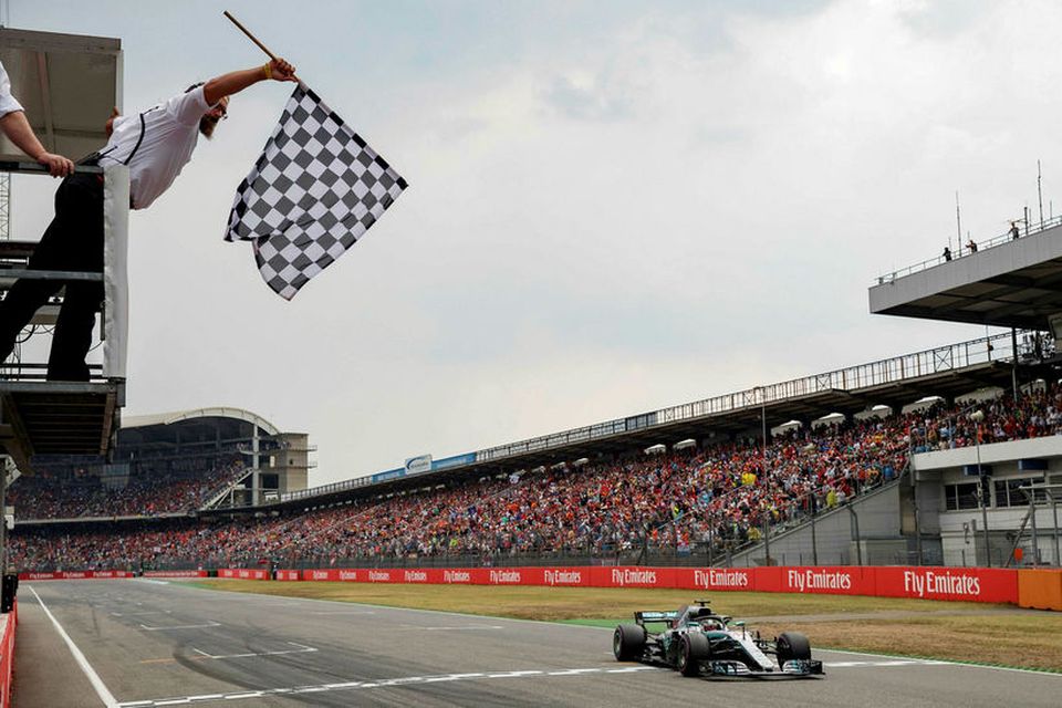 Lewis Hamilton á Mercedes ekur fyrstur yfir marklínuna í Hockenheim.