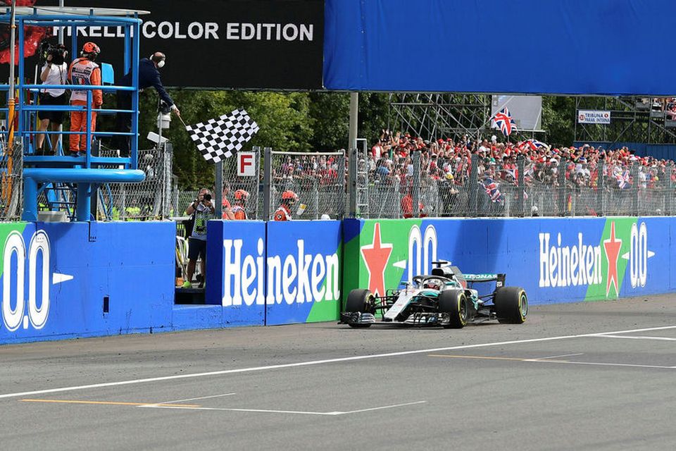 Köflótta flagginu veifað til marks um sigur Lewis Hamilton í Monza.