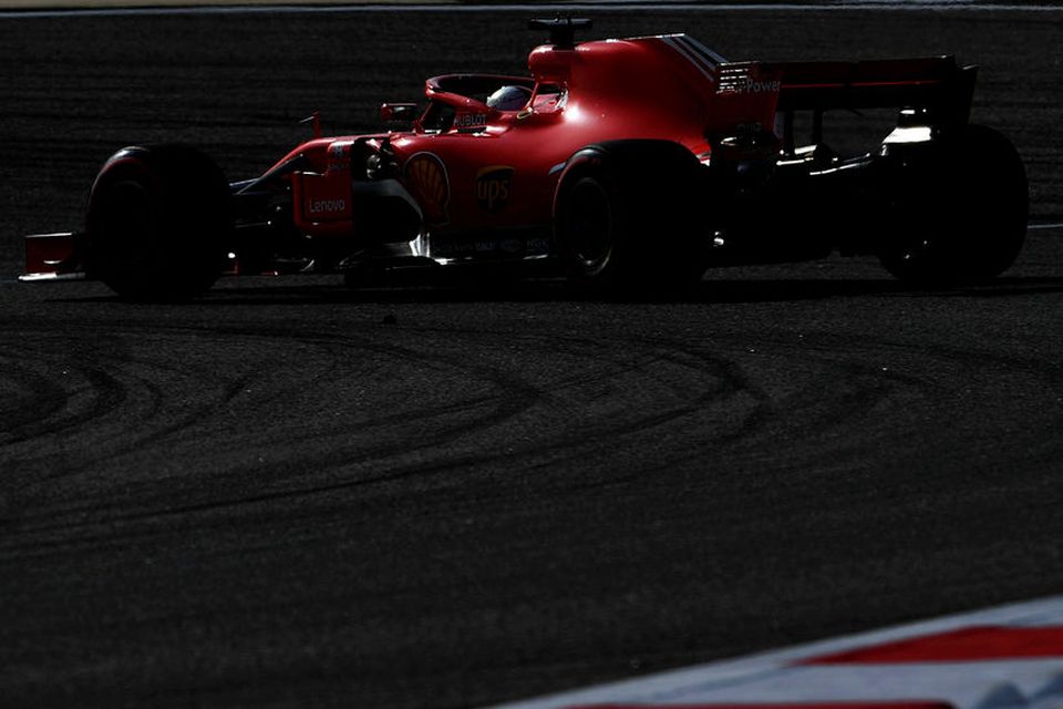 Sebastian Vettel á ferð í Barein.