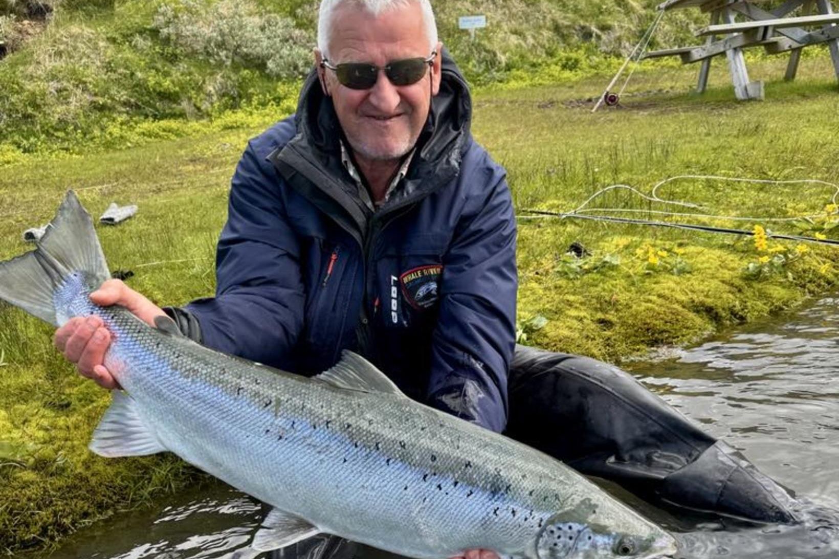 Mikil gleði. Árni Baldursson fékk þessa 86 sentímetra hrygnu í …