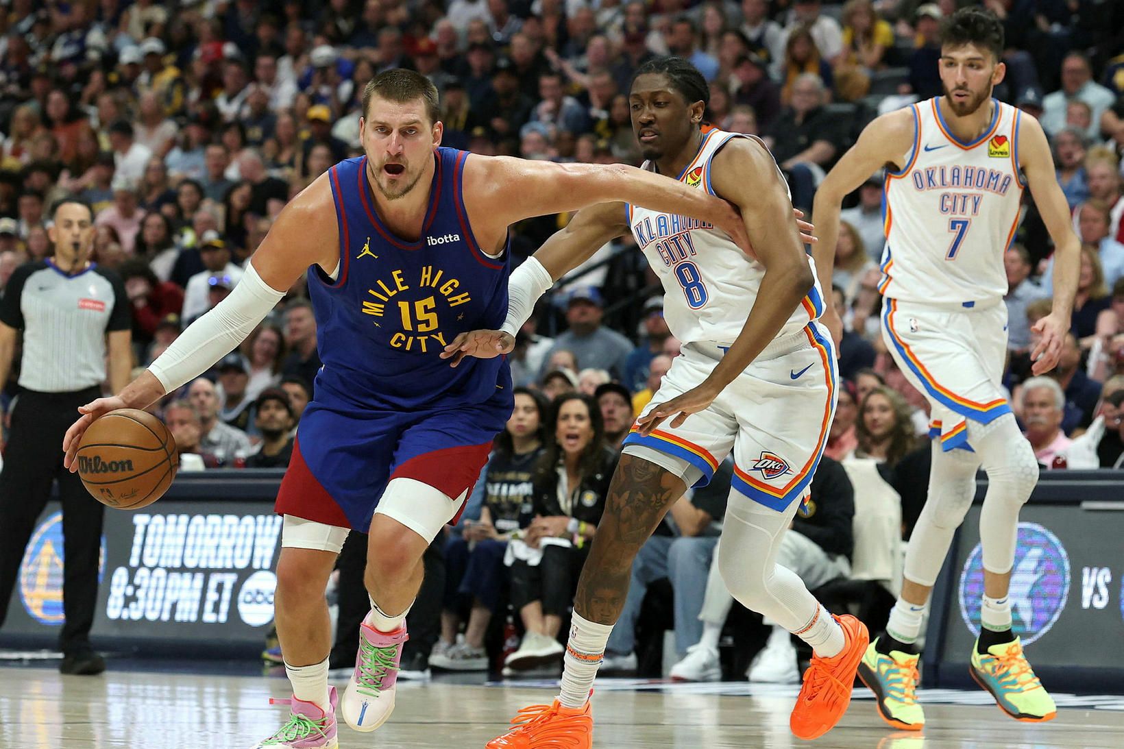 Nikola Jokic úr Denver með boltann í nótt en Jalen …