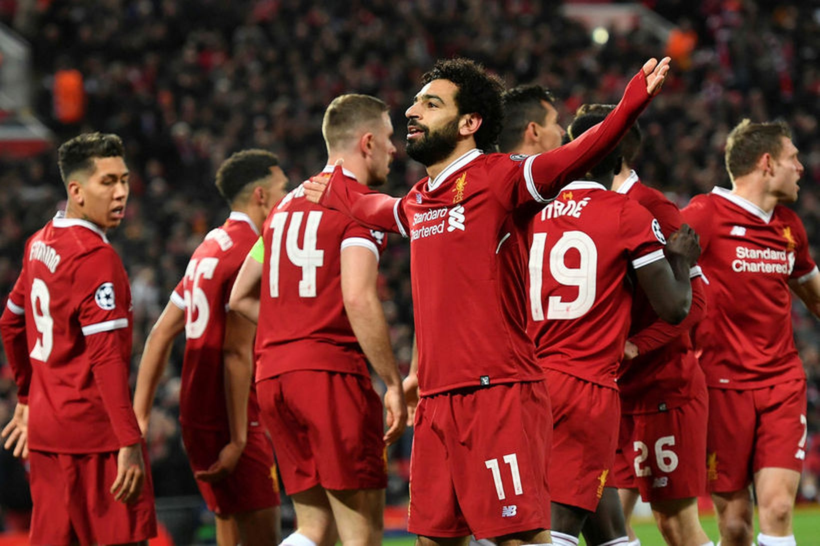 Mohamed Salah kom Liverpool á bragðið í leiknum og fagnar …