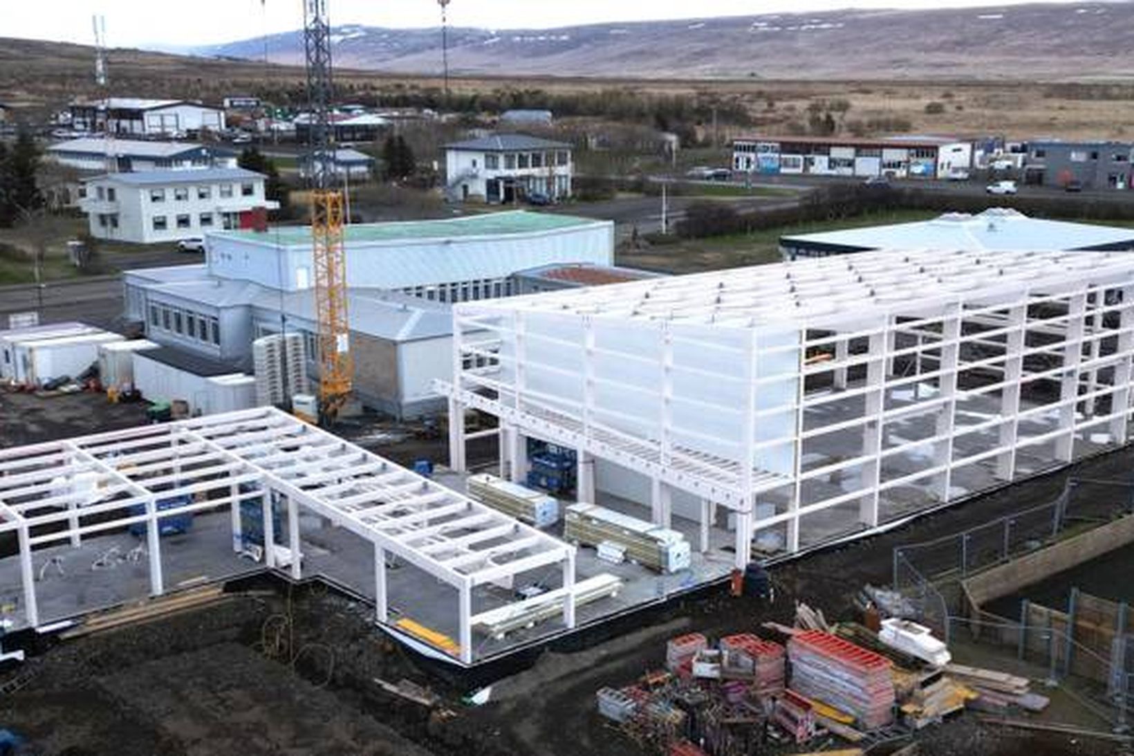 Stórhýsi í smíðum. Verður væntanlega tilbúið á næsta ári.