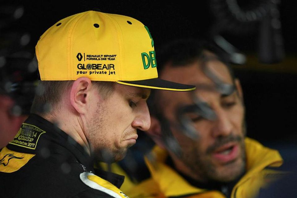 Nico Hülkenberg líst ekki á blikuna þar sem hann bíður í bílskúr Renault eftir að …