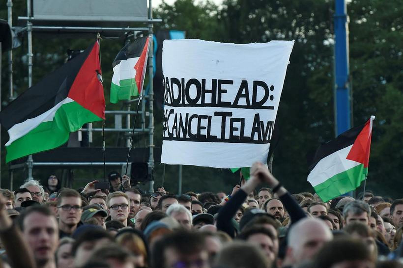 Hér mótmæla fylgjendur Palestínu tónleikunum þegar Radiohead komu fram á …