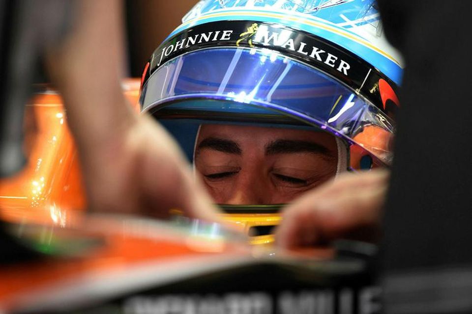 Fernando Alonso í McLarenbíl sínum í Barcelona en hann átti brösugan dag.
