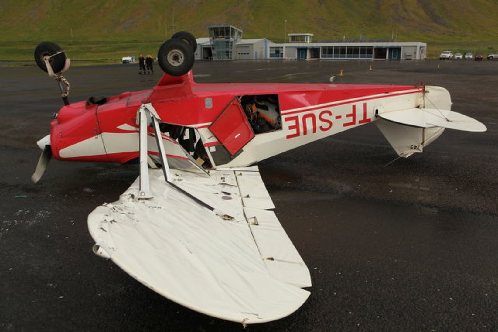 Flugvélin er mikið skemmd.