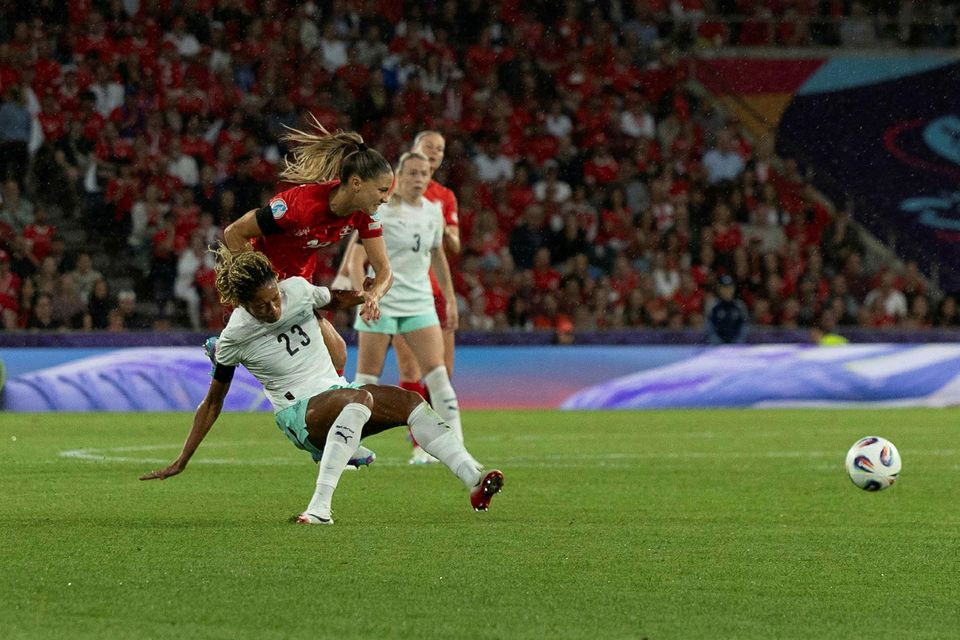 Sveindís Jane Jónsdóttir í baráttu við varnarmann Svisslendinga í kvöld.