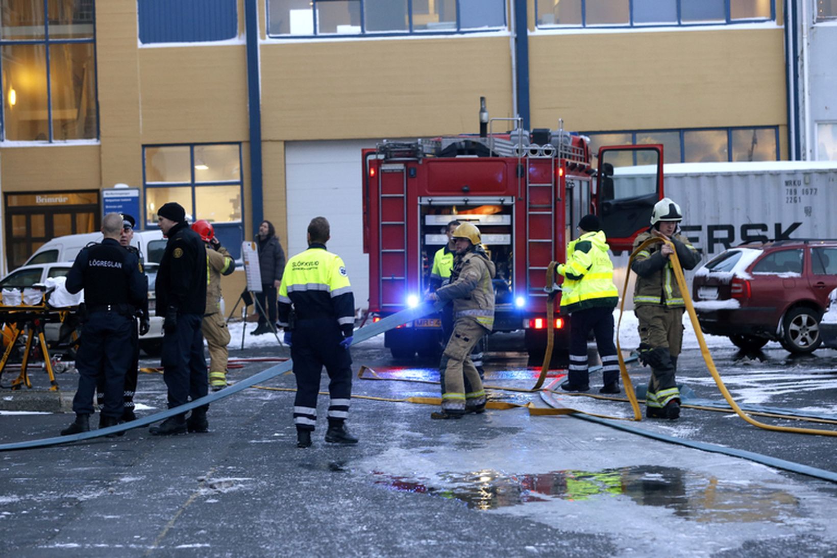 Bruni Slökkviliðsmenn að störfum.