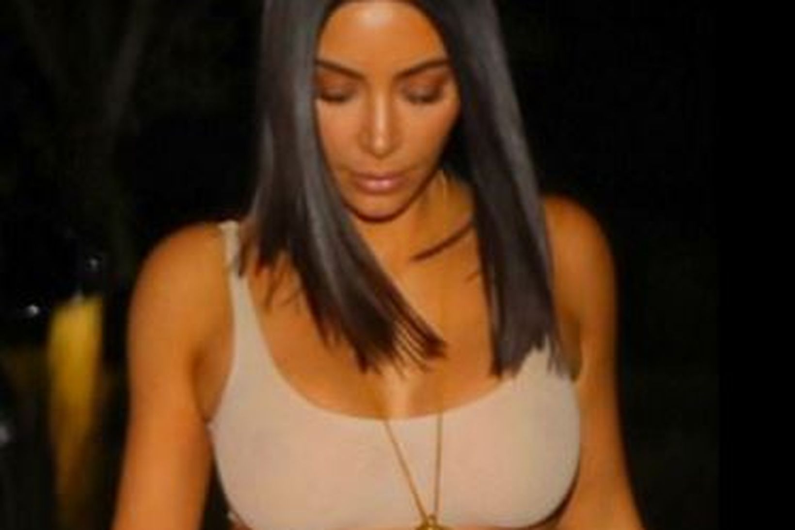 Kim Kardashian var léttklædd þegar hún fór út að borða …