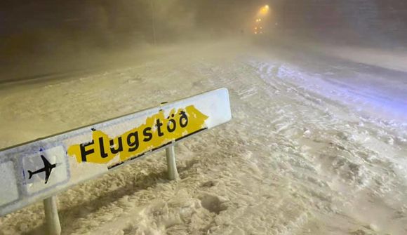 Biðja fólk um að ganga ekki að flugstöðinni