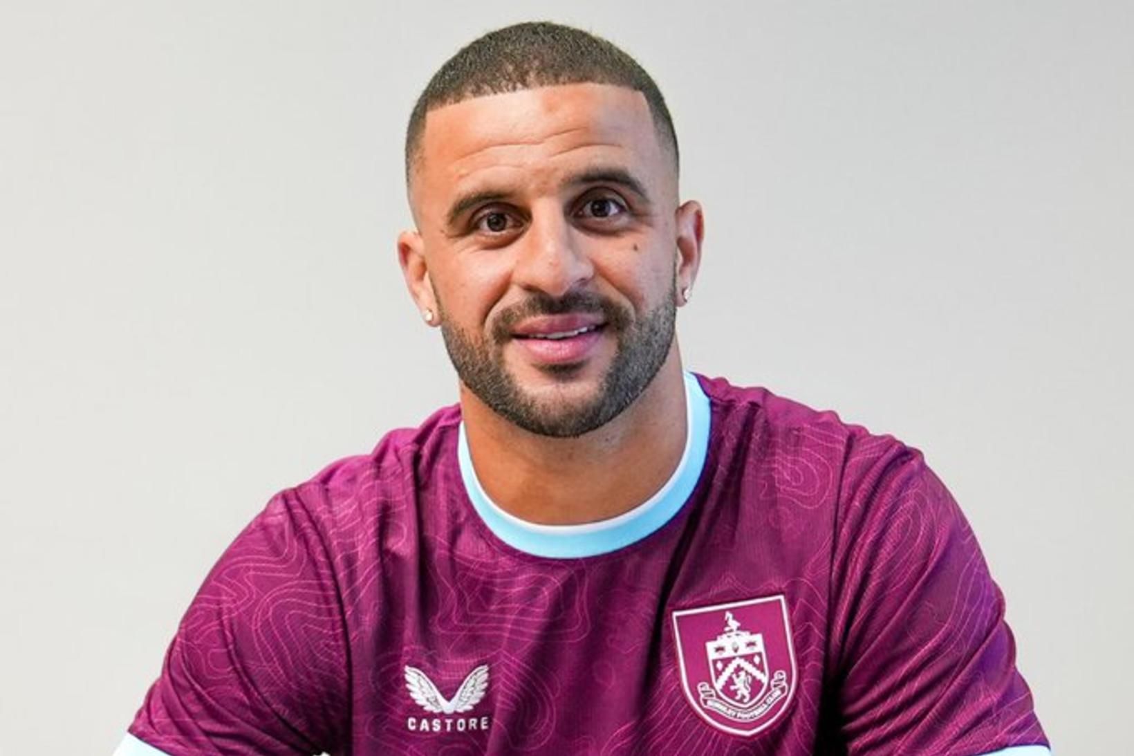 Kyle Walker skrifaði undir hjá Burnley.