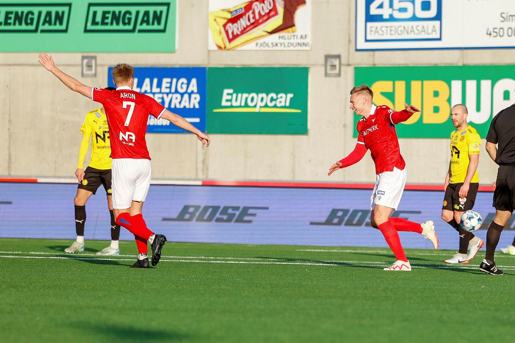 Patrick Pedersen fagnar öðru marka sinna á laugardag.