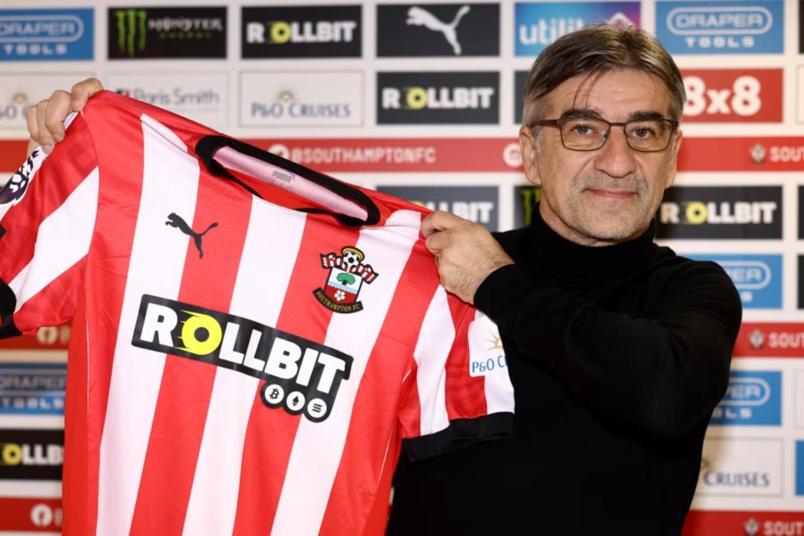 Ivan Juric með Southampton treyju í dag.