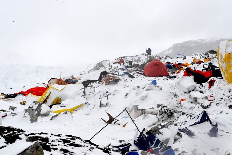 Snjóflóð féll á grunnbúðir Everest í gær, laugardaginn 25. apríl.