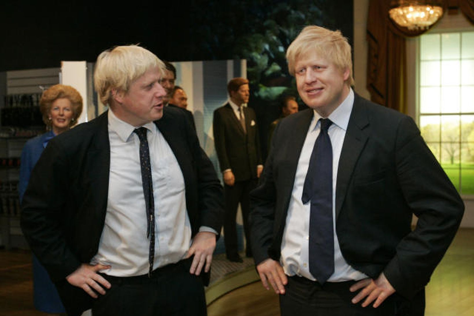 Boris Johnson, borgarstjóri, virðir styttuna fyrir sér.