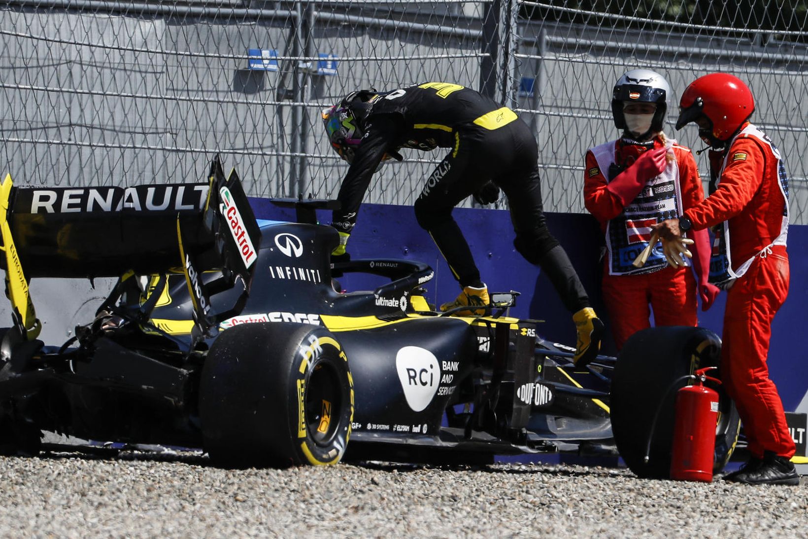 Daniel Ricciardo stígur upp úr Renaultbíl sínum í Spielberg í …