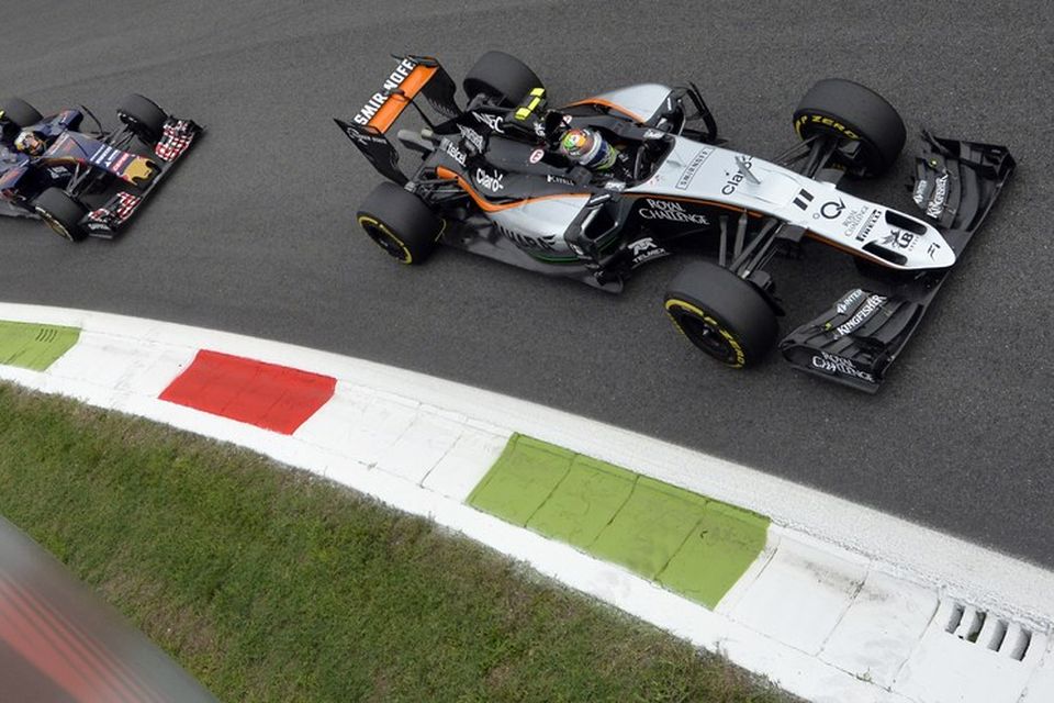 Sergio Perez á Force India á seinni æfingu dagsins í Monza og eftir fylgir Carlos …