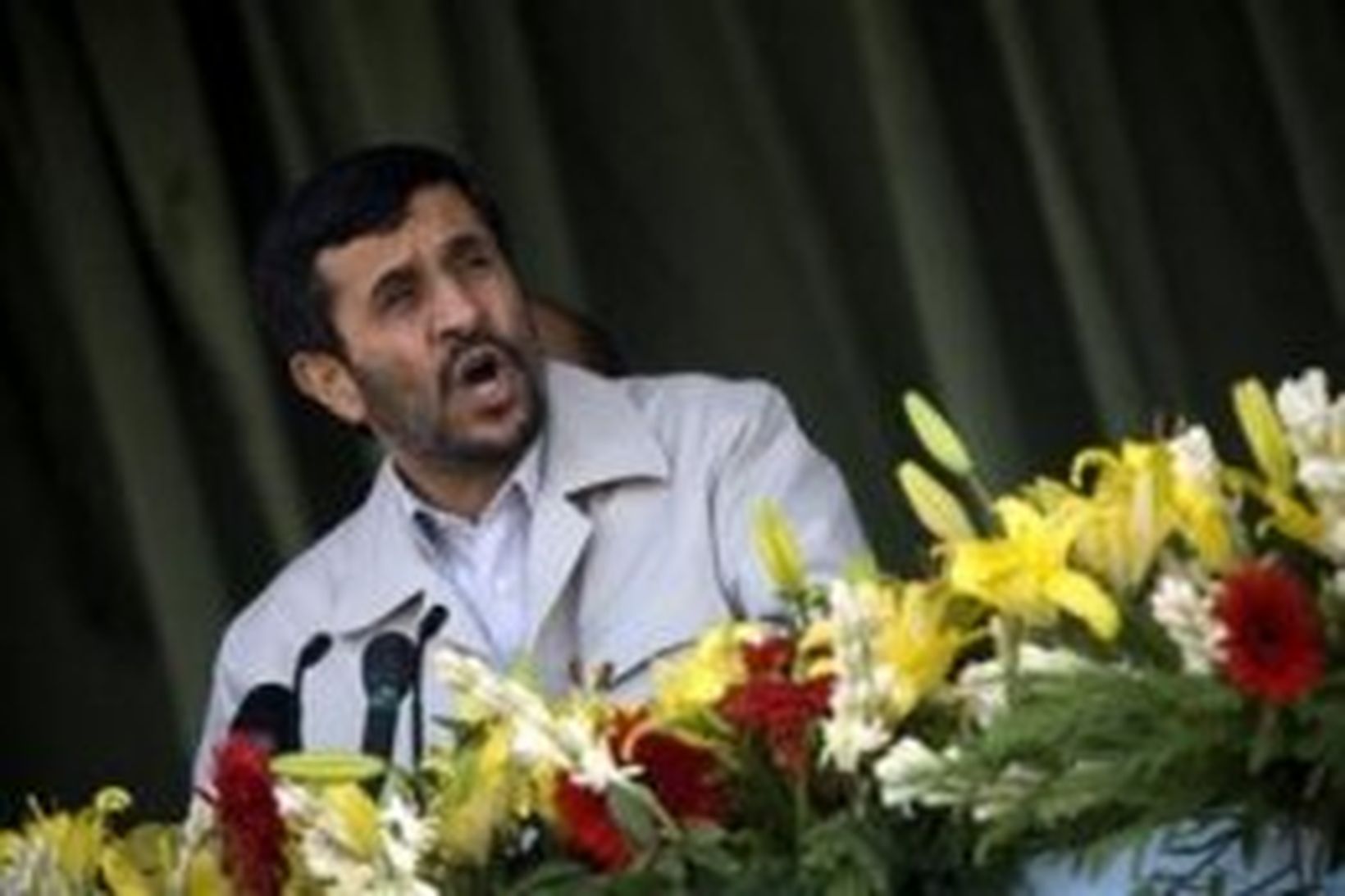 Ahmadinejad flytur ávarp í Teheran.