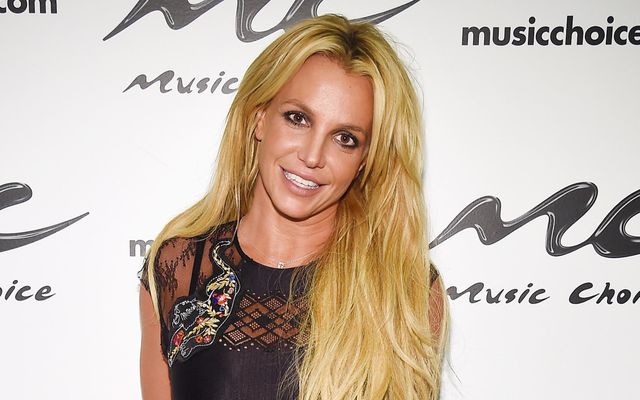 Britney Spears er frjáls á ný og nýtur lífsins með vínglas við hönd.